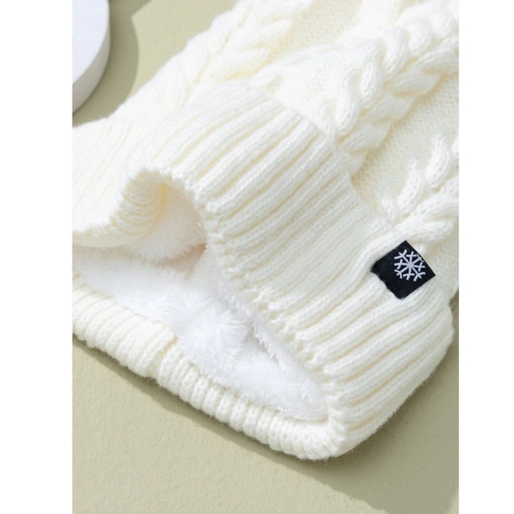 White Knit Beanie Hat Faux Fur Pom Pom - Picture 2 of 4